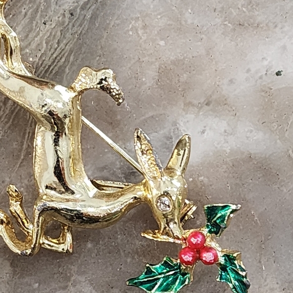 Reindeer mistletoe brooch - Picture 7 of 9